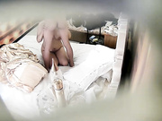 胸大丰满的年轻眼镜妹宾馆和男友开房主动诱惑求操,性欲旺盛干完一次又把鸡鸡舔硬还要操,干了2次还没操爽!