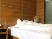 色心哥公司聚餐把喝过头的女同事带到宾馆还在睡梦中就给弄醒强行插嘴开始挣扎后来配合干的说好大好棒对白淫荡