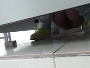 接完大便后的妹子东张西望不知道做什么呢