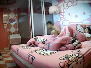 主题酒店：珍稀粉红套房小媳妇被内射完用大块纸夹着逼逼