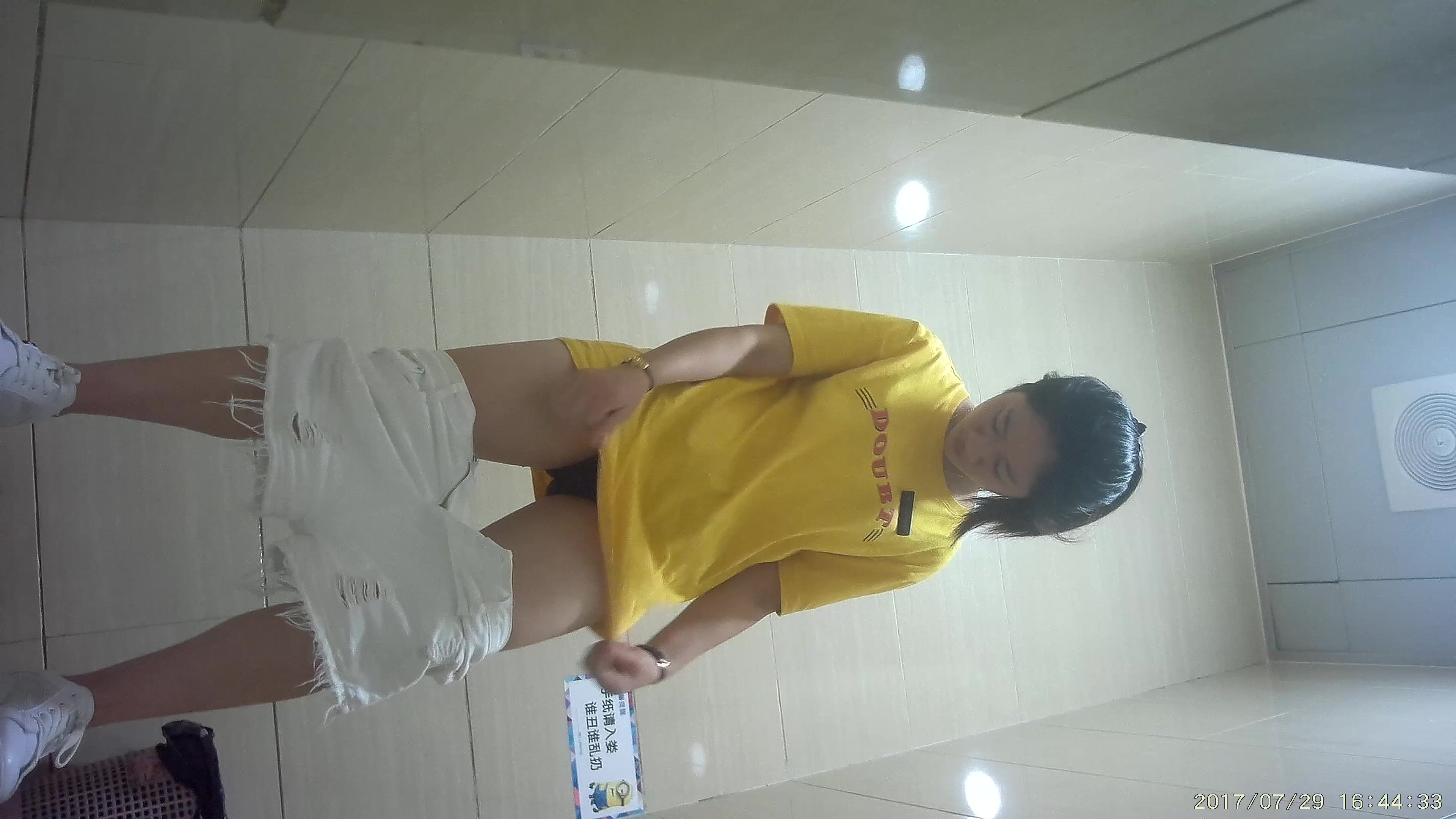 最新商场全景第19部：穿黑色镂空蕾丝内美女店员提裤子时两片肥厚阴唇完全分开了