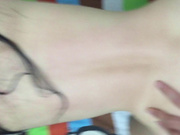 刮完逼毛的骚妹被男友一边插菊花一边用手揉摸淫穴爽到起飞