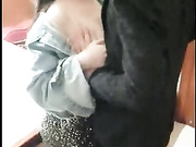 时尚性感牛仔外套的美女到餐厅吃饭 被上来的帅气服务员吸引 一步步试探直接在桌上子啪啪啪