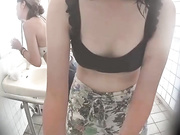 最新流出水上乐园针孔高清偸拍女卫更衣室一波接一波美女尿尿和换衣鸭舌帽年轻靓妹一对奶子很扎眼