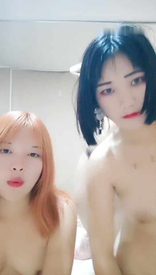 年轻男女们干小萌妹群P啪啪秀 年纪都不大 却已很会玩