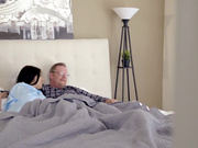 女儿把自己当做礼物销魂勾引极品嫩肉鸡鸡要硬啊 沙发上背着妈妈做爱这剧情太刺激了