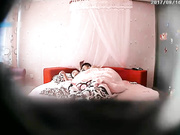 主动伸手摸肉棒的苗条美女太骚干了3炮最后一炮最激烈搞的大声淫叫边叫边说骚话好长啊太爽了老公对白淫荡