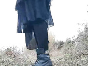 红衣少妇驾车户外野外草地和炮友啪啪 脱掉衣服地上后入骑乘抽插非常诱人