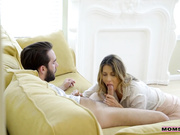 这操作真骚啊哥哥下催情药把丰满妈妈和娇嫩妹妹一起操了，最后不过瘾又在父亲隔壁双飞猛插