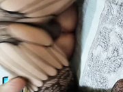 高颜值正点的女朋友送给TS胖妖干，被胖妖艹小穴肏出高潮白浆了，男友在旁边偷笑，真正点啊这美女！