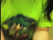 国中中学生偷情，小小年纪就学吃男同学的鸡巴啦，文艺的女孩实在太甜了，让我思念起中学时代！