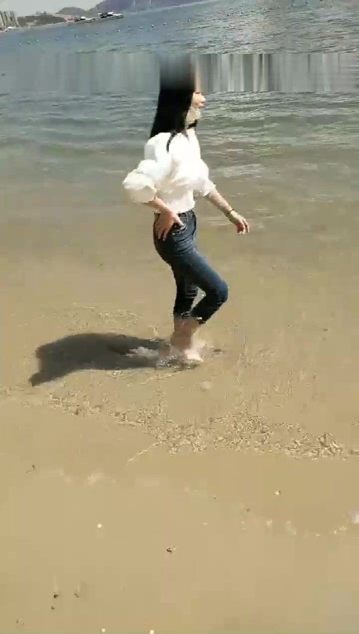 高颜值妹子沙滩边闲逛，找了个没人的地方口交最后口暴