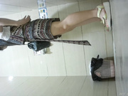 长发及腰的气质美女穿连体群上厕所 光脱个衣服都要半天时间