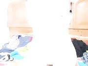 姐姐看着妹子被猛男干的神魂颠倒，各种体位抽插房间里叫声不断，小哥哥太给力姐姐笑得很灿烂