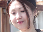 最新猥琐男户外天台上偸拍正在玩电话吃东西的短裙美少妇被发现后故意挑逗他主动过来给口爆骚妇肥厚鲍鱼真不错