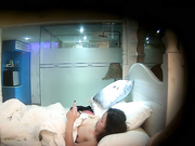 精品酒店开好房等男朋友来啪啪的妹子被爽约对着镜头化妆打电话质问男友对话有趣