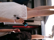 公交站台超清偷拍四个美女和少妇裙底 能清晰看到诱人的阴毛和屁股沟 最后一个还被发现了