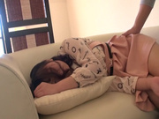 猥琐小青年网恋约会清纯大奶美少女被套路晕倒带到住所扒光又拍照又玩弄骚妹子还把阴毛剃光了内射粉嫩嫩小穴