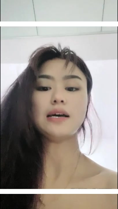 高颜值红唇性感妹子舔弄炮友口交啪啪，口硬上位骑乘后入大力撞击，特写视角呻吟娇喘诱人