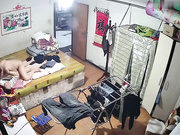 农村民宅摄像头被黑TP年轻小夫妻在炕上打情骂俏你侬我侬分开媳妇腿扶着屌就往里插爽的哎呀直叫唤