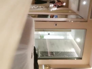 排骨哥微信1700元约啪胸大臀翘的年轻漂亮美女啪啪,机务就扑倒在沙发上玩弄操逼,在床上侧插干的美女受不了求饶.