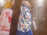 女偷拍客潜入大学生浴室更衣室近距离偷窥几个学生妹的苗条身材1080P高清