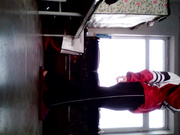 超嫩的清纯妹子穿着校服脱衣自拍，阴毛很少很像无毛白虎B