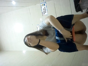 最新流出云上高清系列商场女厕全景牛仔裤妹子的内裤图案很养眼