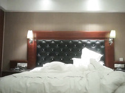 东北男微信1500元约战女神级时尚性感卷发美女,美女真漂亮全身被男的舔个遍,把她干爽后美女又趴床上叉开腿还求操