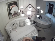 喜欢健身的美女酒店被中年男大屌彻底征服了,刚干完一次美女趴那看电视又被掰开腿猛操,都干哭了还要了第3次!