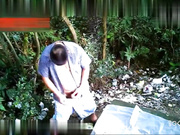 大叔中午户外野战事后鸡巴擦得很仔细