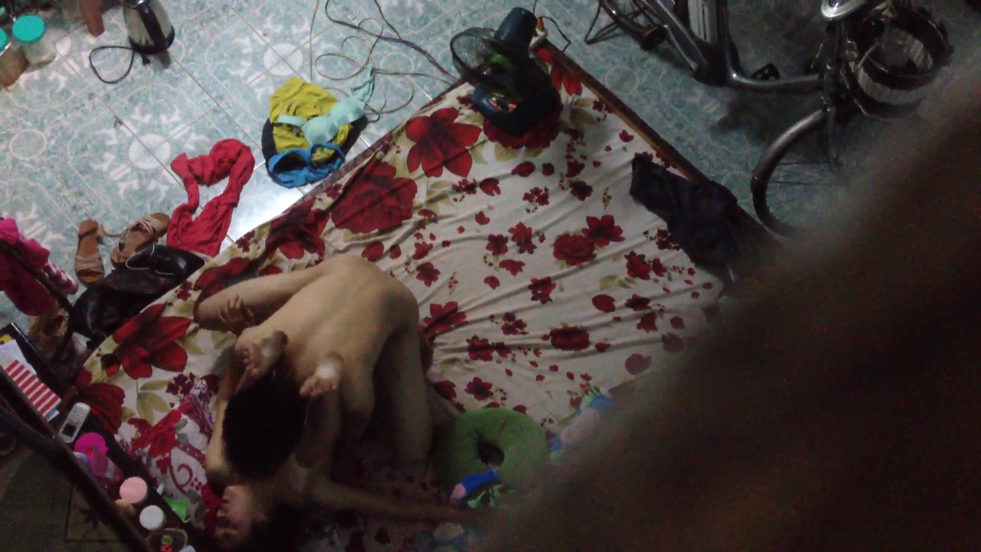 出租房趴窗拍攝年輕情侶全裸居家私密生活 床上激情啪啪各種體位玩弄表情淫蕩 1080P高清完整版