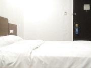 《威哥全国探花》酒店约嫖纹身很特别卖淫女中途逼太干用农夫山泉湿润一下_ev