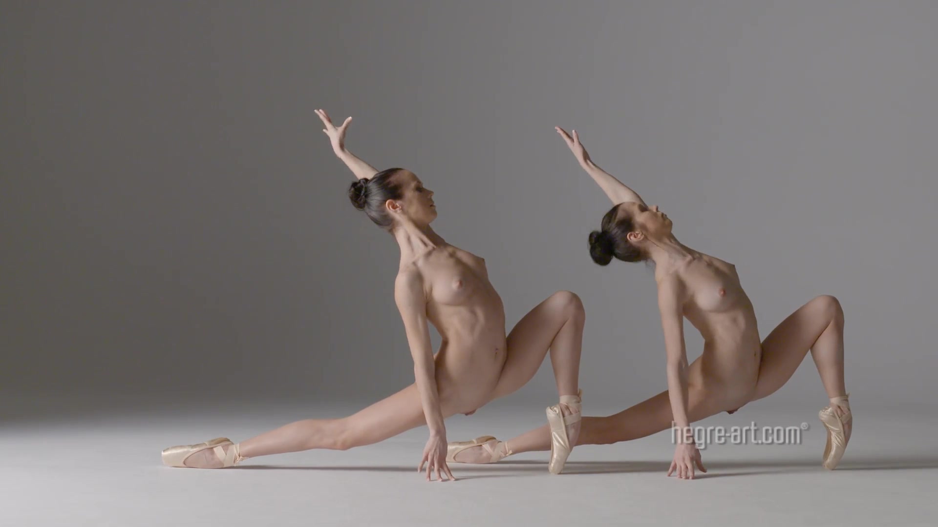 Hegre唯美大作极品芭蕾舞美女姐妹花全裸展示各种高难度动作