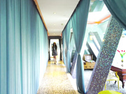 果哥原創精品巨作-愛絲女神索菲穿著性感黑絲挑逗 爆乳被攝影師鹹豬手玩奶摸逼 1080P高清無水印