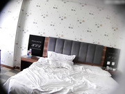 360监控偷拍出门在外旅游的小夫妻一进酒店就开炮 各种姿势玩个遍