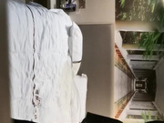 外表略显稚嫩的四眼小青年酒店网约外围美女居然带着宠物狗来约炮他俩在床上激情搞狗狗在地板上叫连续干了2炮