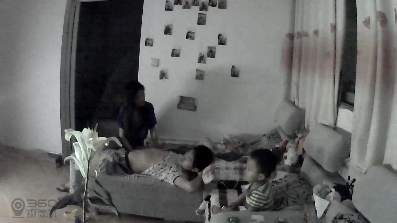 家庭实况360监控拍好骚的婆娘兽性大发当着儿子的面亲他下面坐上去扭