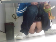 棍哥办公楼WC雅拍女白领-初露锋芒120妹子边尿边玩手机