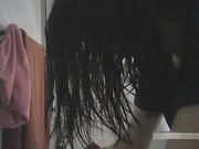 精品推薦 低價出租房攝像頭拍攝漂亮打工妹子沐浴更衣 苗條身材逼毛毛濃密性感 性欲貌似很強啊～720P高清