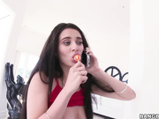 少女lana Rhoades在父母度假时大胆做爱