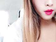 淫荡骚女大白天驾车和炮友户外车震大屁股上下套弄闭眼享受