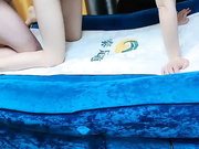 剧情演绎老哥足浴叫了两个技师一起按摩加钱口交按摩床上双飞后入猛操