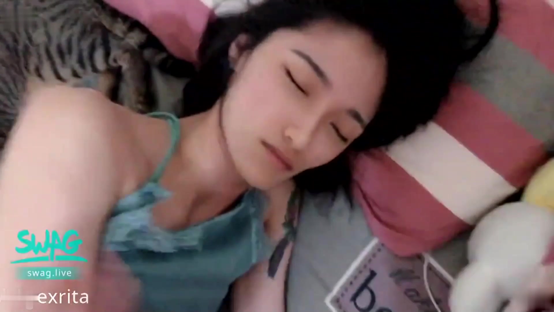 【國產AV巨作】劇情演繹之閨蜜的大J8男友來拿東西睡夢中被插醒 溫暖爽滑無毛鮑魚捅幾下就出白漿 無套內射中出 1080P高清原檔