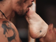 性感人妻不禁屈服于健美猛男的巨根的诱惑