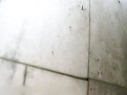 6月沟厕--如此环境下也能淡定玩手机