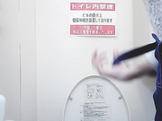 最新流出角度正点偸拍美女如云高级餐厅各种风格气质美女方便牛仔背带裤靓姐姐擦BB的姿势很诱人