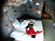 特色洞穴房大奶妹开好房等候男友来了衣服不脱激情互搞脱光后继续大战连干3次小伙抠穴厉害妹子喜欢吃J8