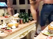 KTV包厢里的姐姐们，随着音乐扭动着身材