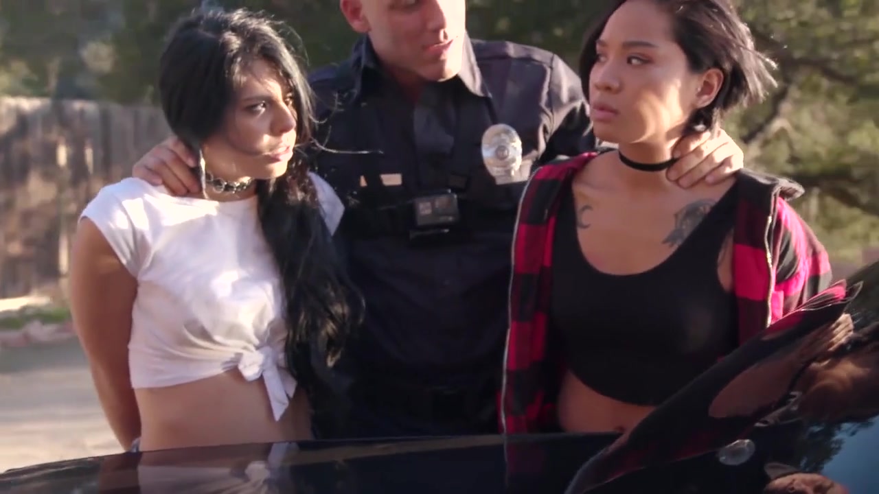 911警察半路抓俩个小太妹车开到野外开操